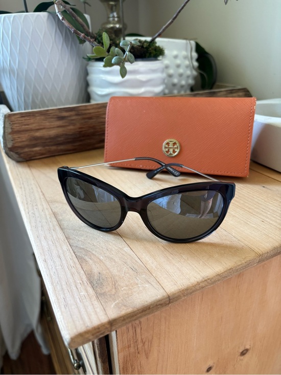 Tory Burch Black Cat-Eye Sunglasses with Orange Logo Case main image 9
